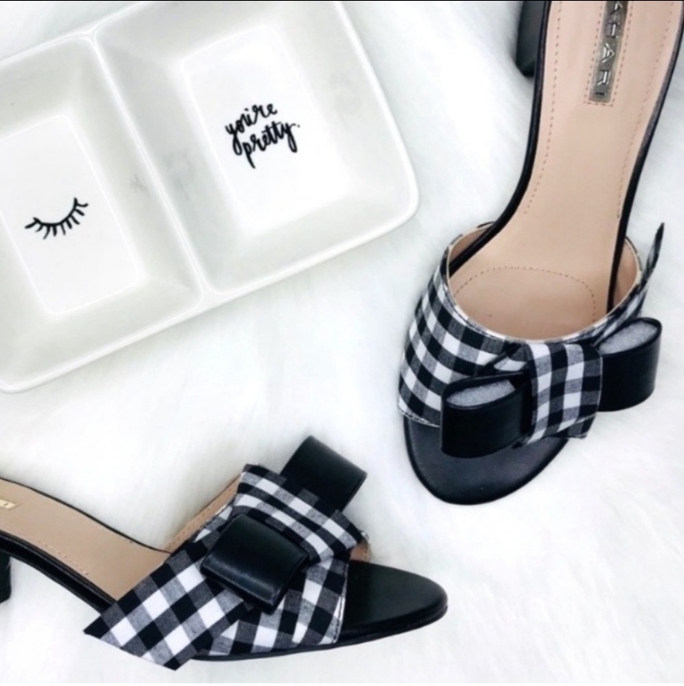 Tahari heeled sandals